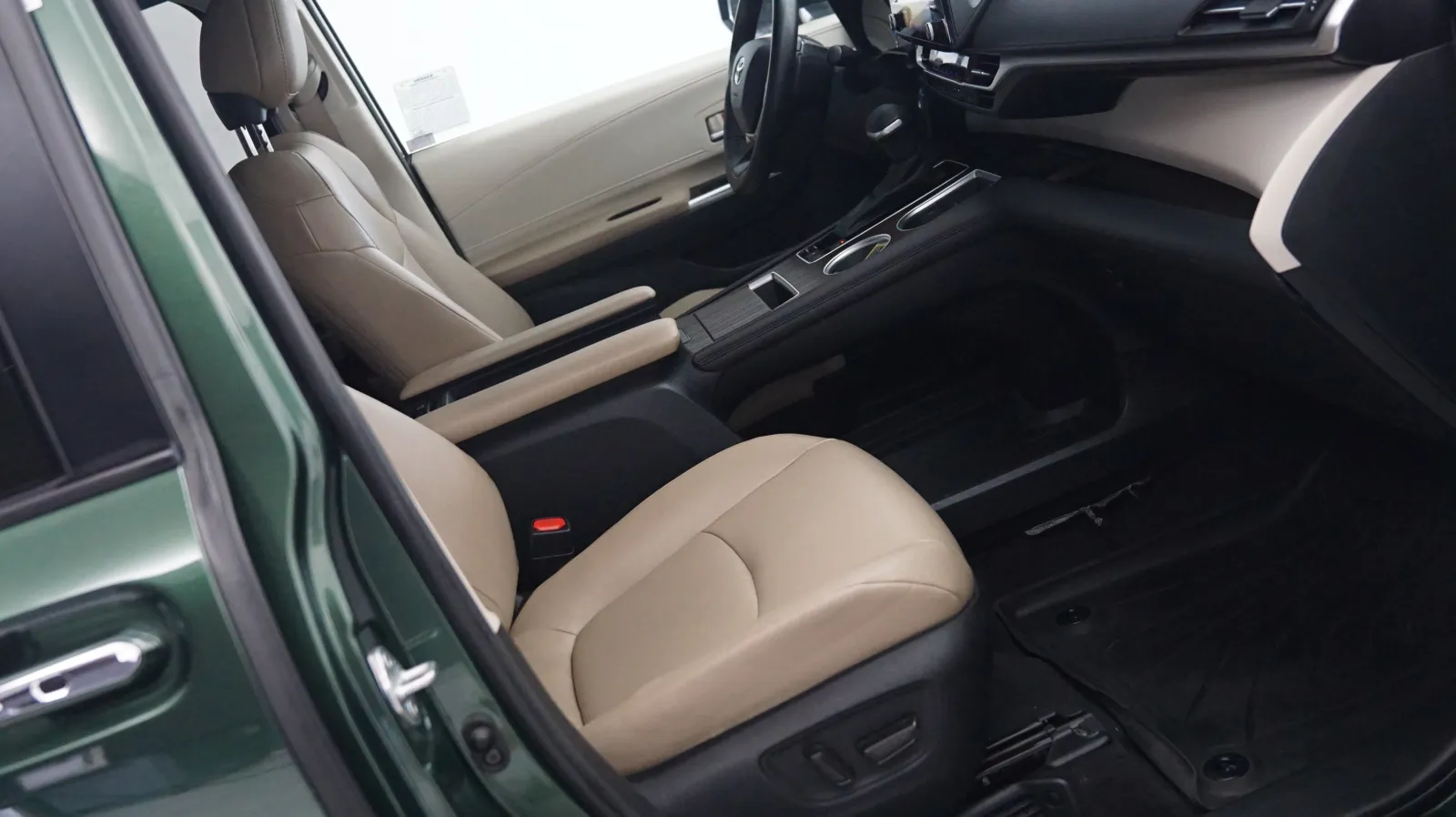 More photos of 2021 Toyota Sienna XLE at Auto City, CA