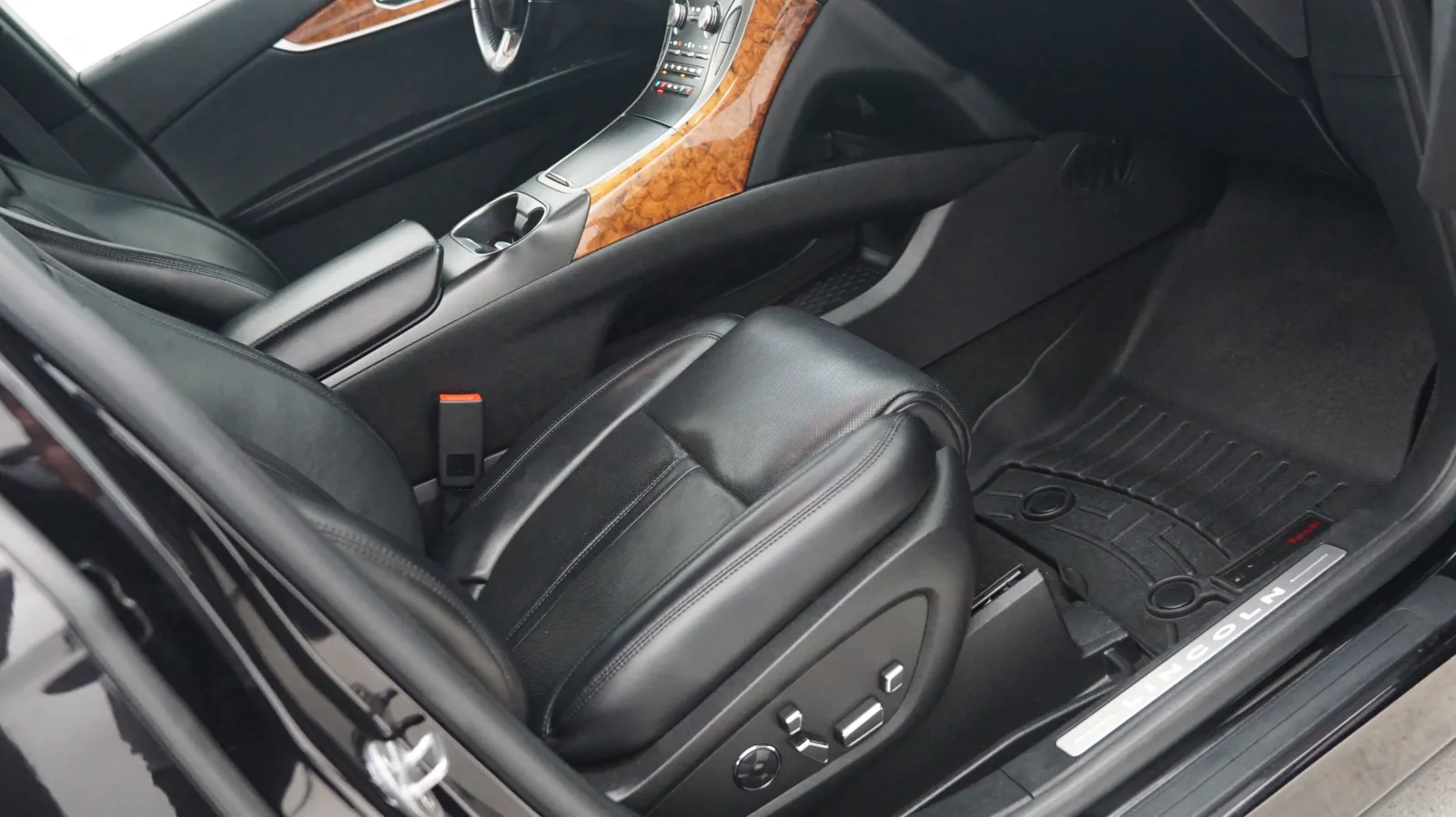 More photos of 2019 Lincoln Nautilus Reserve at Auto City, CA