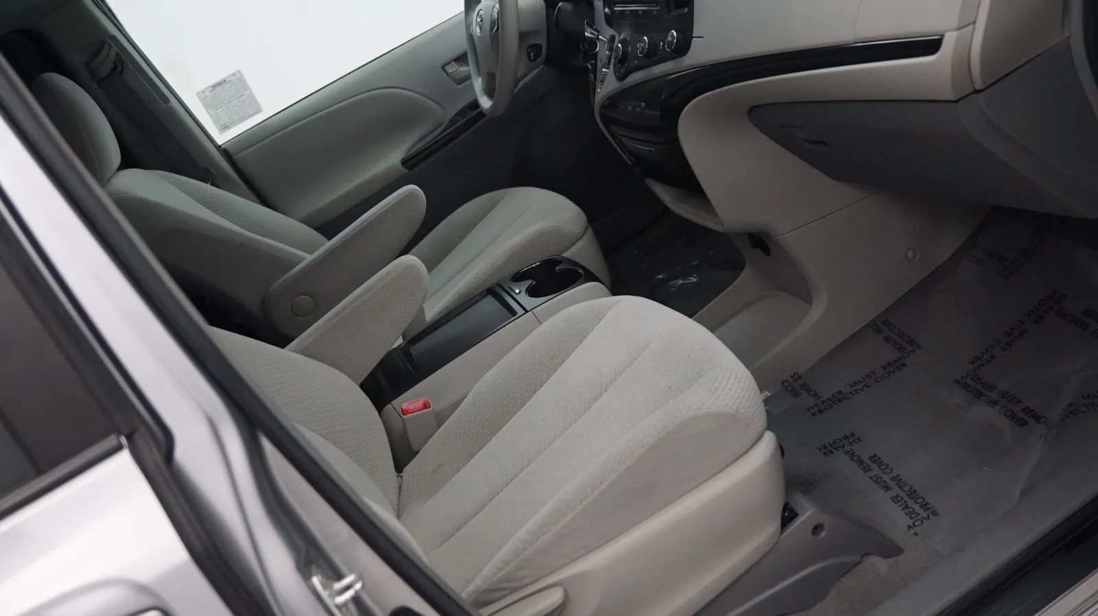 More photos of 2011 Toyota Sienna LE at Auto City, CA