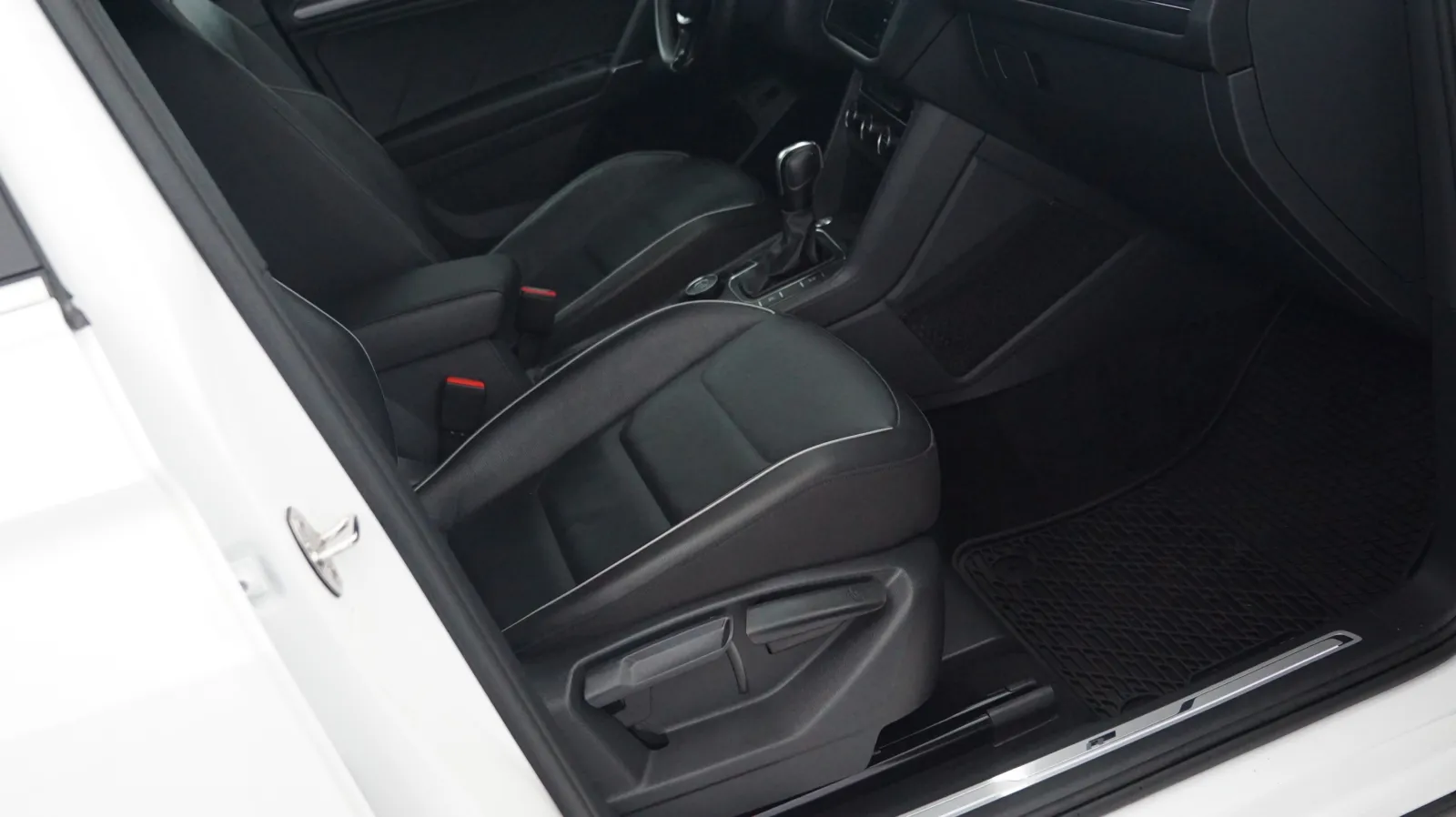 More photos of 2020 Volkswagen Tiguan SEL Premium R-Line at Auto City, CA