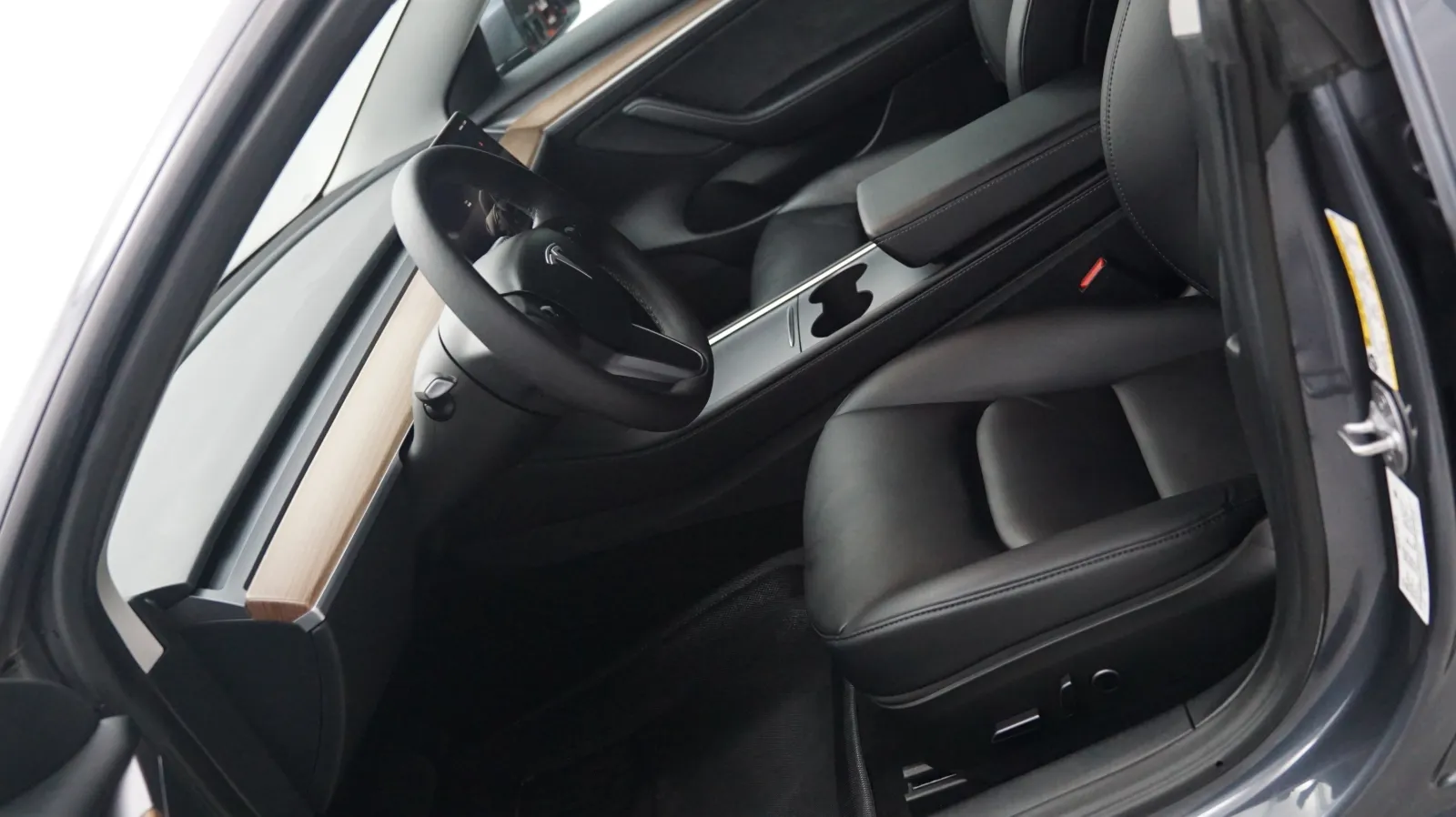 More photos of 2023 Tesla Model 3 at Auto City, CA