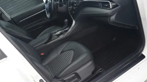 More photos of 2021 Toyota Camry Hybrid SE at Auto City, CA