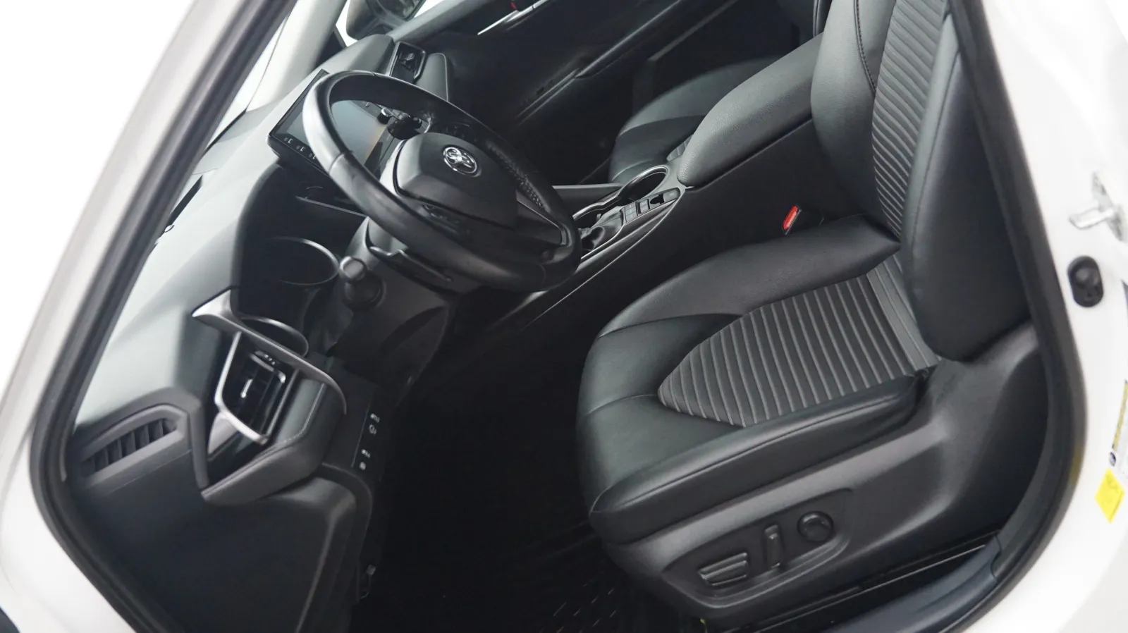 More photos of 2021 Toyota Camry Hybrid SE at Auto City, CA