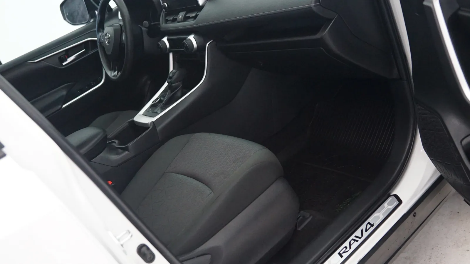 More photos of 2023 Toyota RAV4 Hybrid Woodland at Auto City, CA