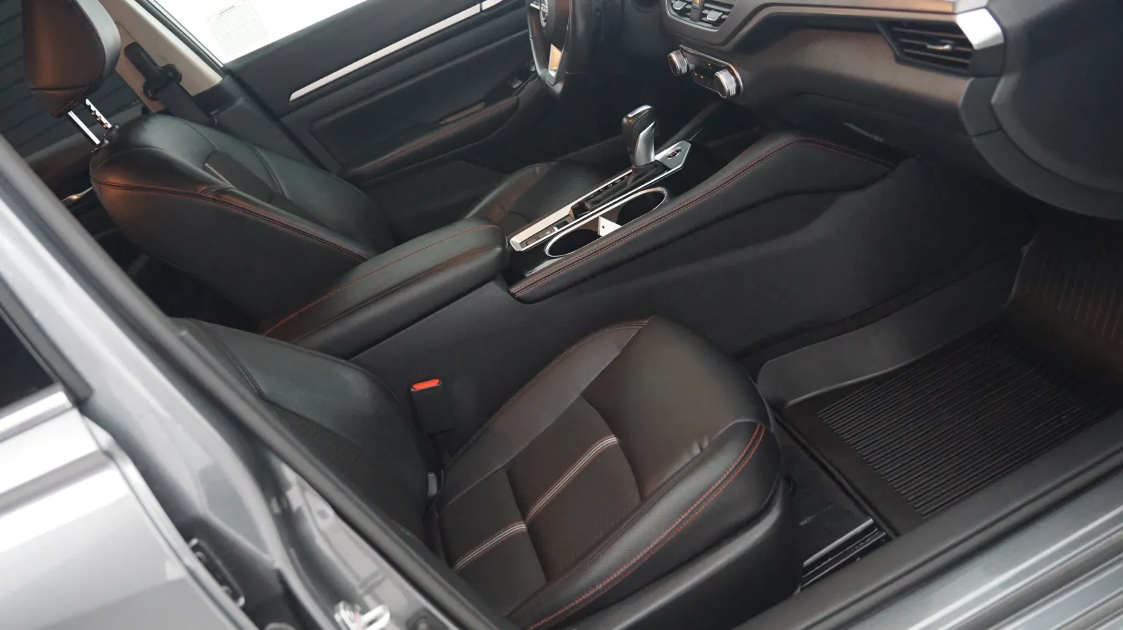 More photos of 2024 Nissan Altima 2.5 SR at Auto City, CA