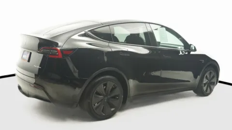 More photos of 2021 Tesla Model Y Long Range at Auto City, CA