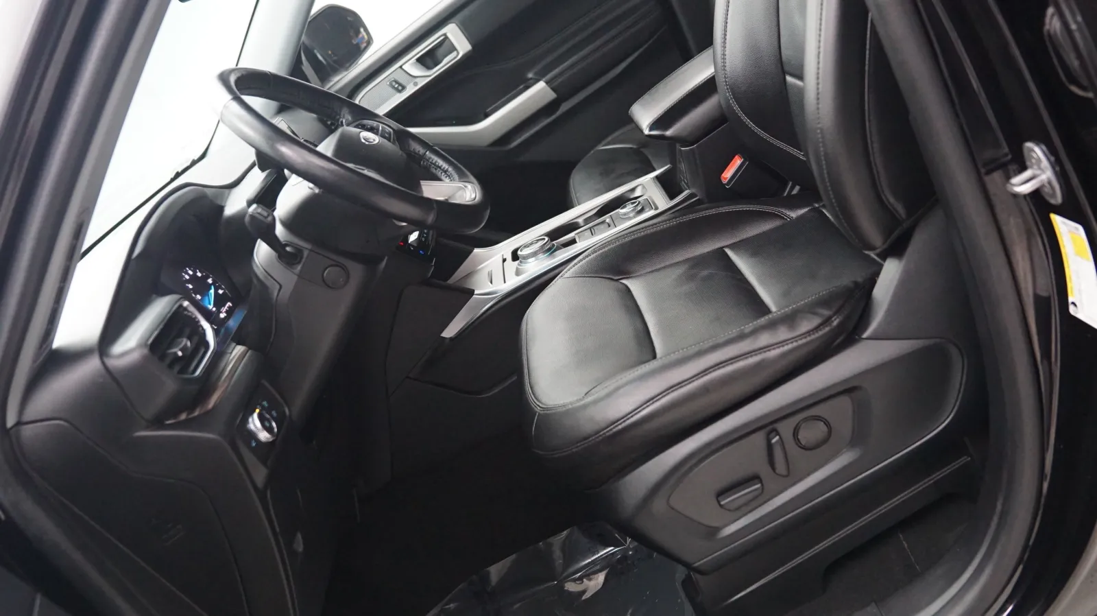 More photos of 2022 Ford Explorer Limited at Auto City, CA