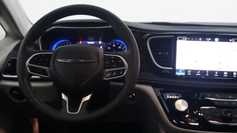 More photos of 2023 Chrysler Pacifica Limited at Auto City, CA