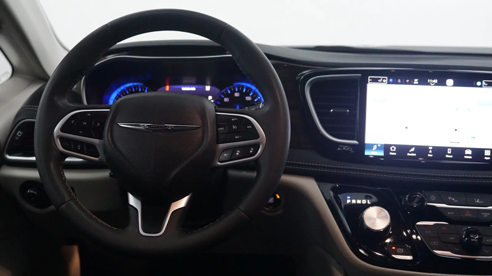 More photos of 2023 Chrysler Pacifica Limited at Auto City, CA