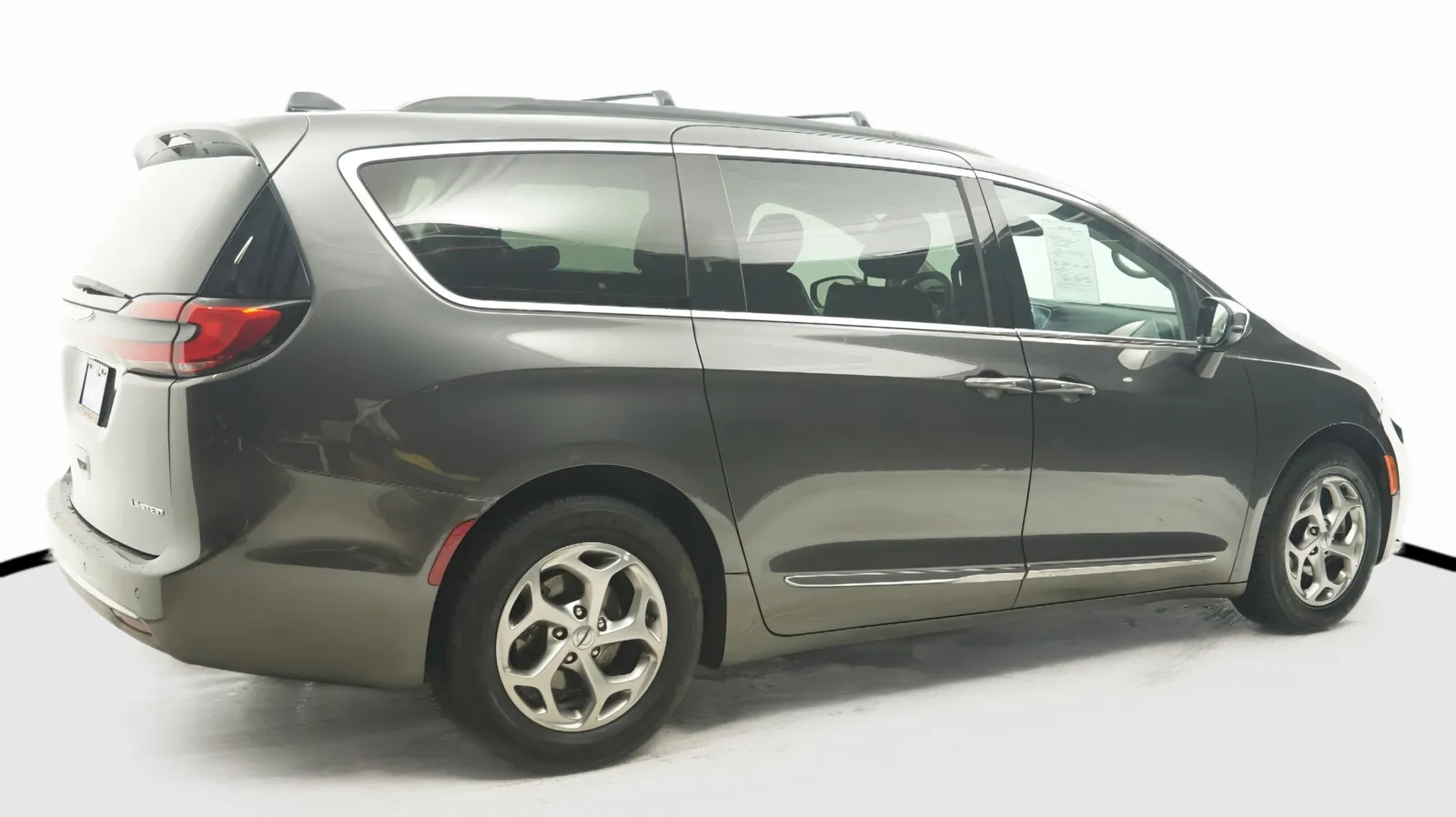 More photos of 2023 Chrysler Pacifica Limited at Auto City, CA