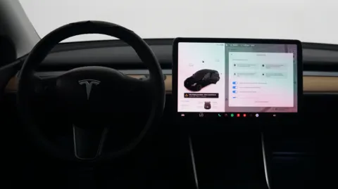 More photos of 2021 Tesla Model Y Long Range at Auto City, CA