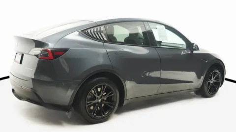 More photos of 2021 Tesla Model Y Long Range at Auto City, CA