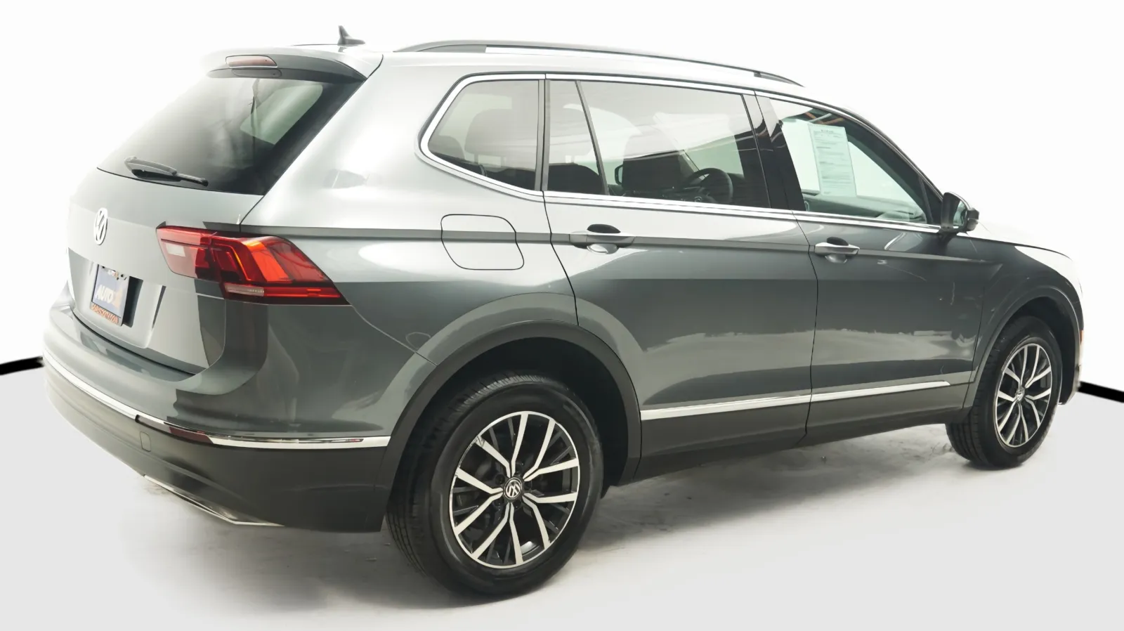 More photos of 2020 Volkswagen Tiguan SE at Auto City, CA
