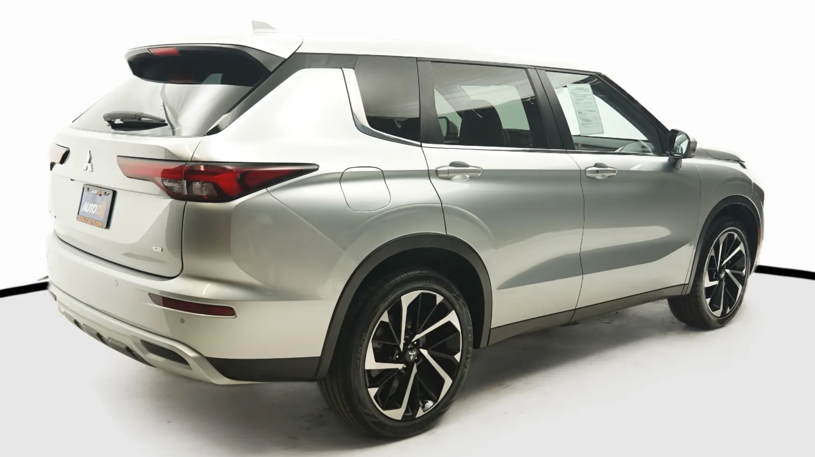More photos of 2024 Mitsubishi Outlander SE Black Edition at Auto City, CA