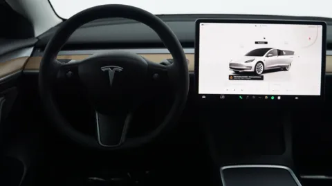 More photos of 2022 Tesla Model 3 Long Range at Auto City, CA