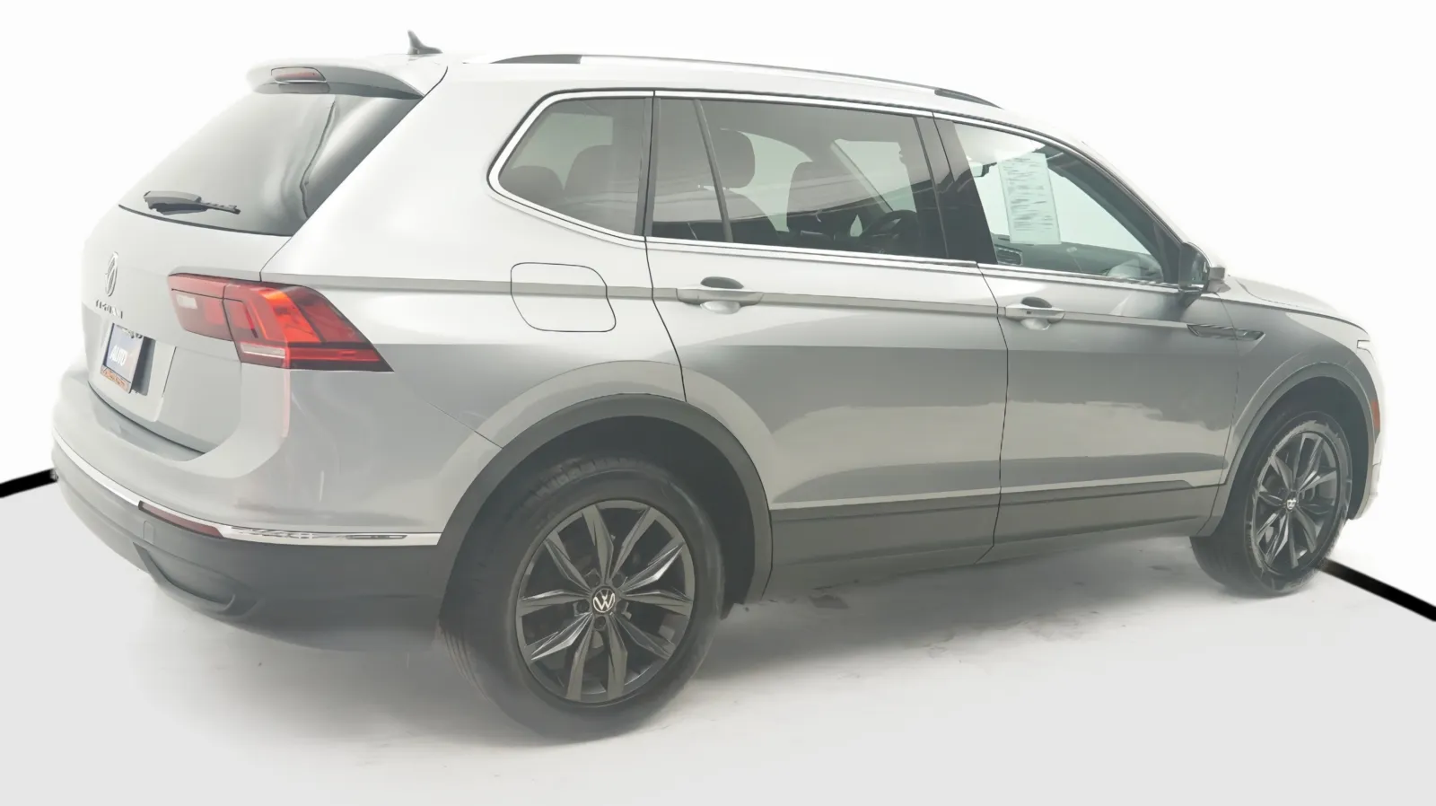 More photos of 2024 Volkswagen Tiguan SE at Auto City, CA