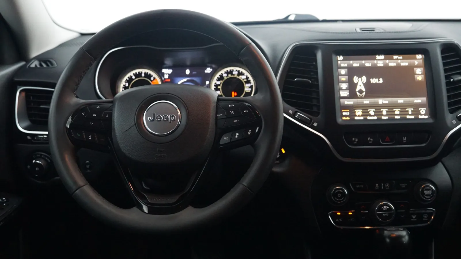 More photos of 2023 Jeep Cherokee Altitude Lux at Auto City, CA
