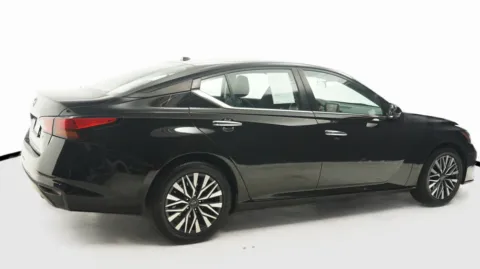 More photos of 2023 Nissan Altima 2.5 SV at Auto City, CA