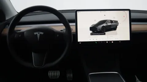 More photos of 2022 Tesla Model Y Performance at Auto City, CA