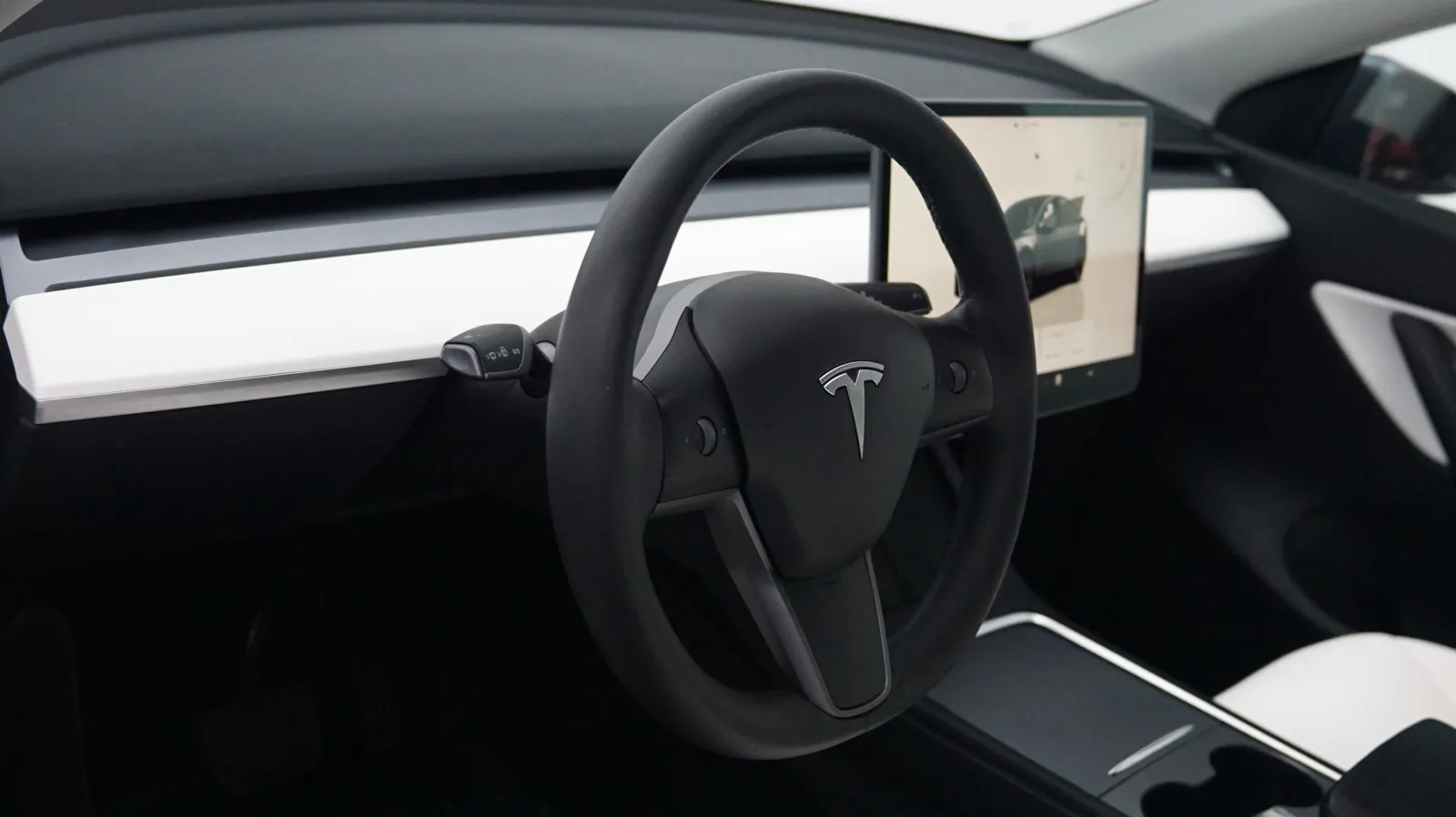 More photos of 2022 Tesla Model Y Long Range at Auto City, CA