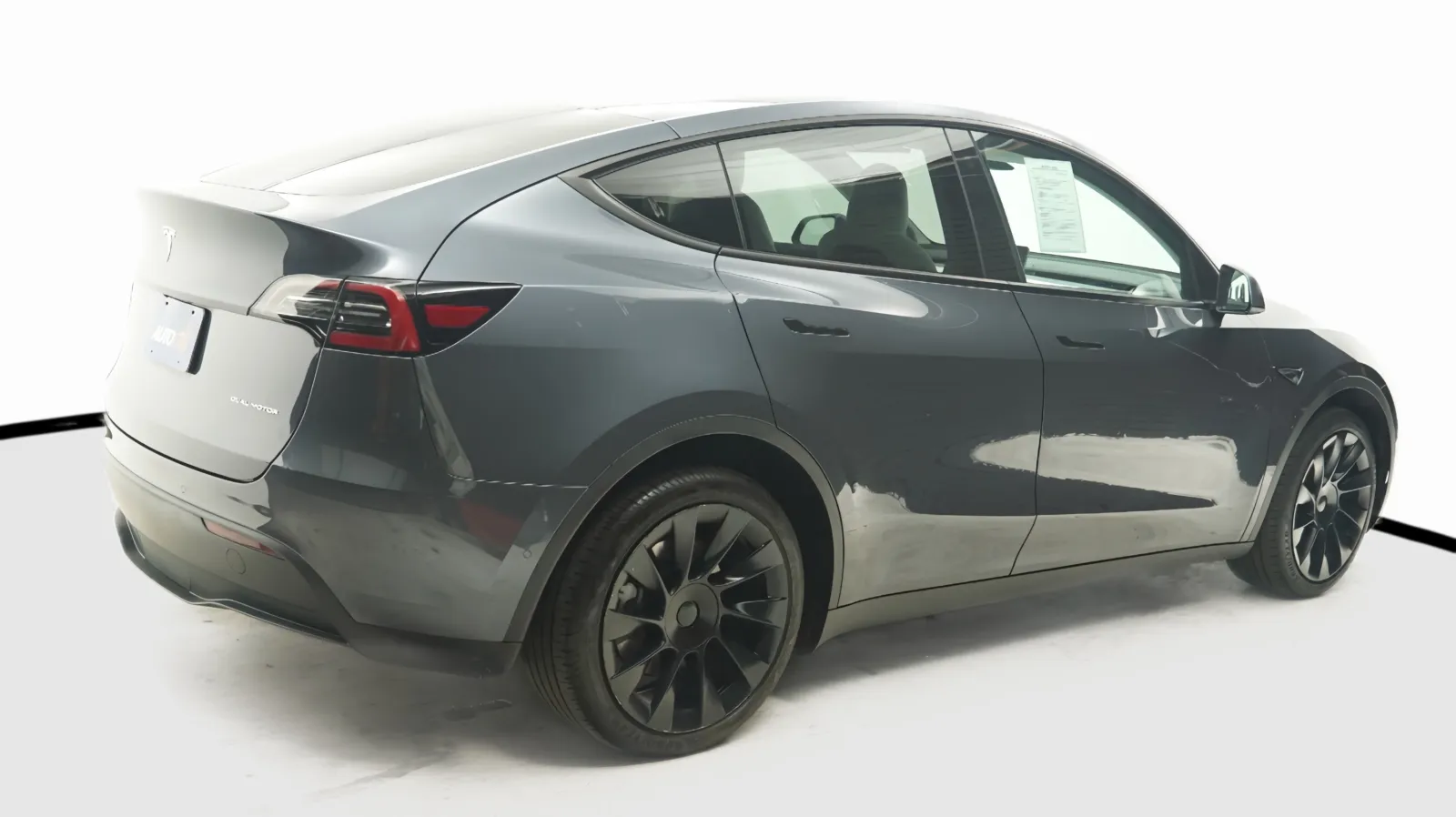 More photos of 2022 Tesla Model Y Long Range at Auto City, CA