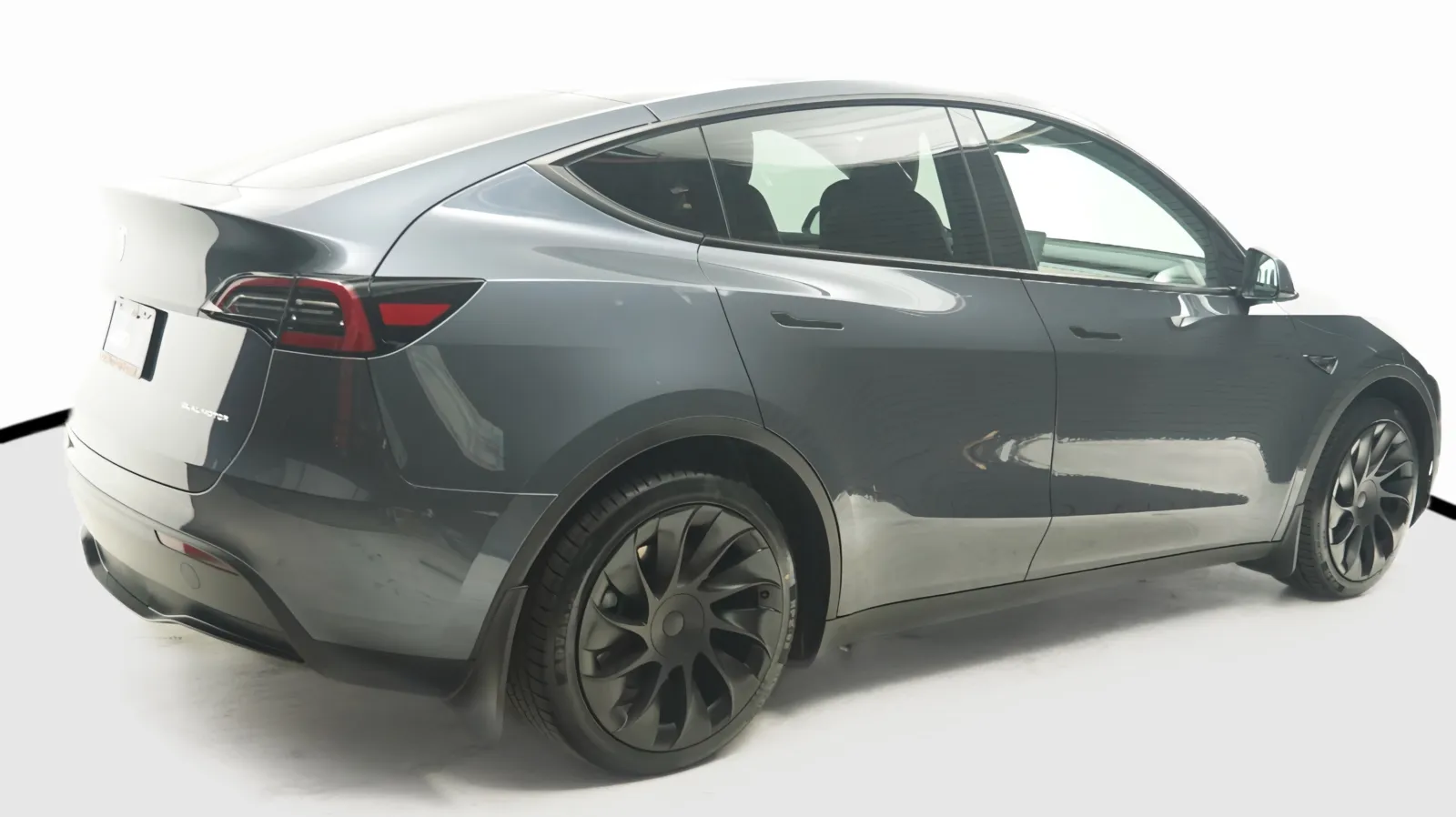 More photos of 2023 Tesla Model Y Long Range at Auto City, CA