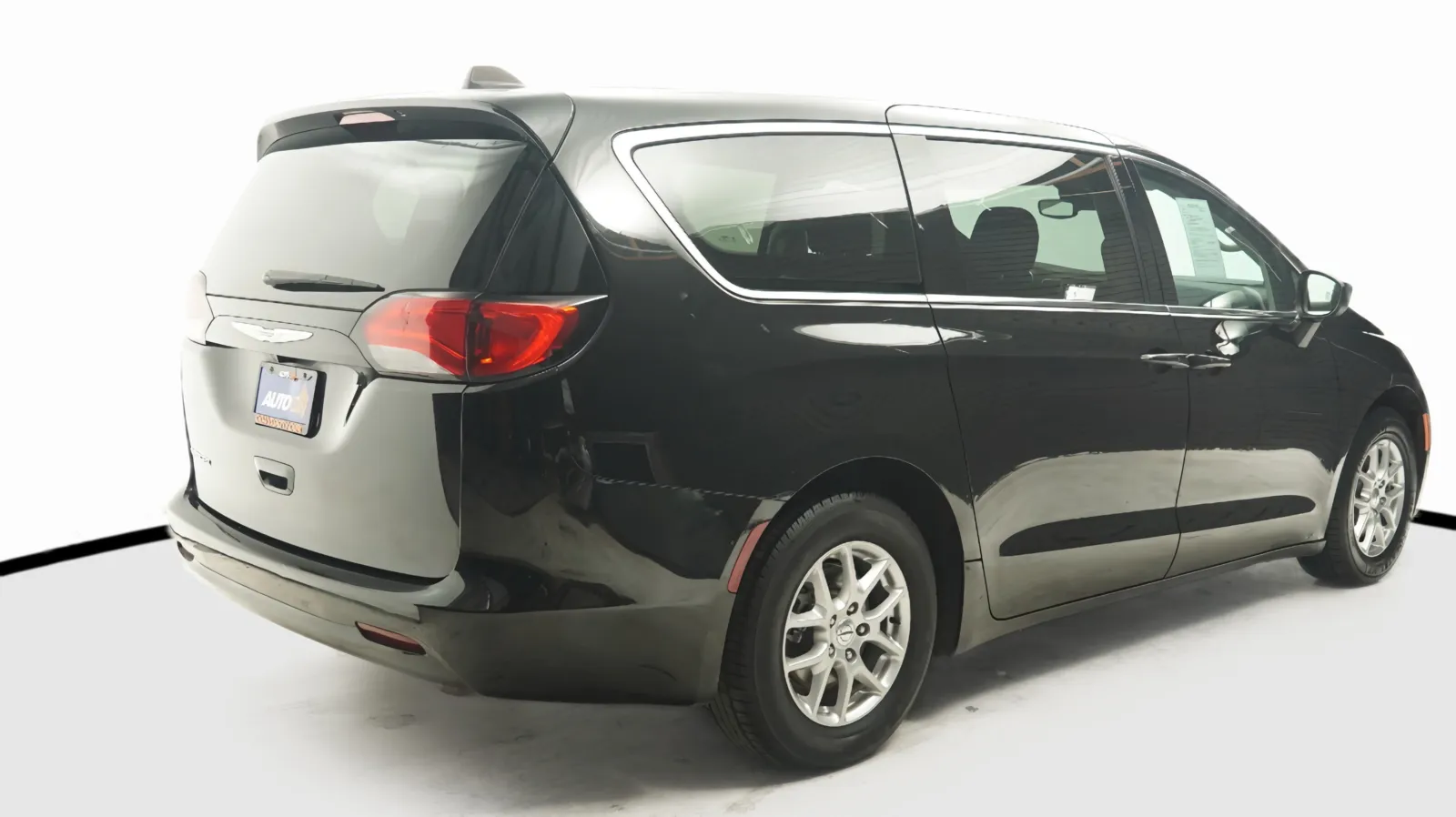 More photos of 2023 Chrysler Voyager LX at Auto City, CA