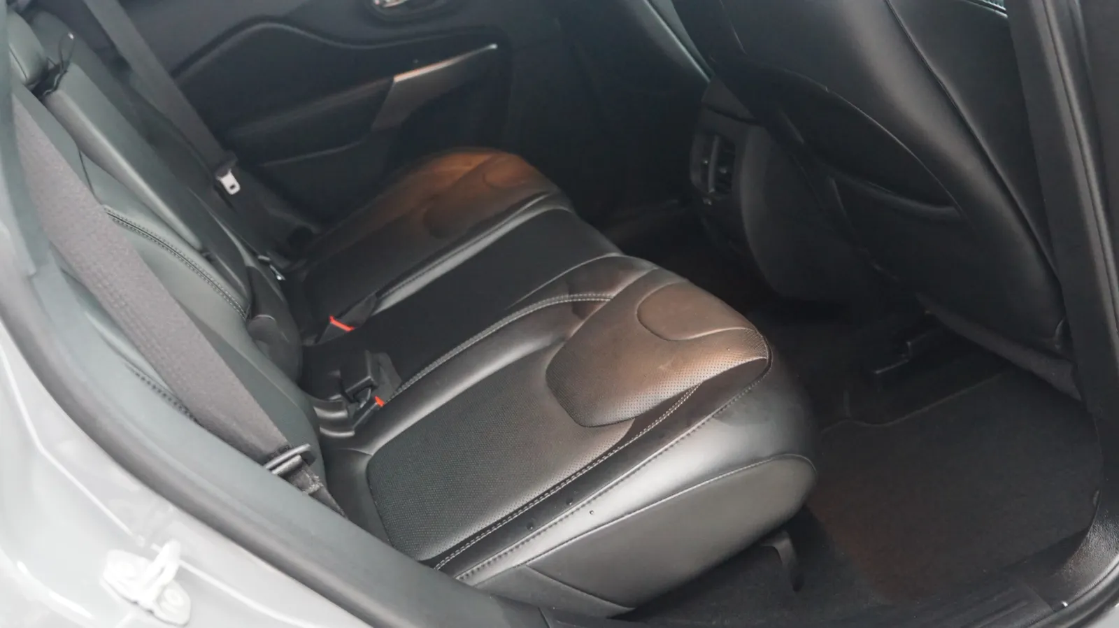 Jeep Cherokee photo 11