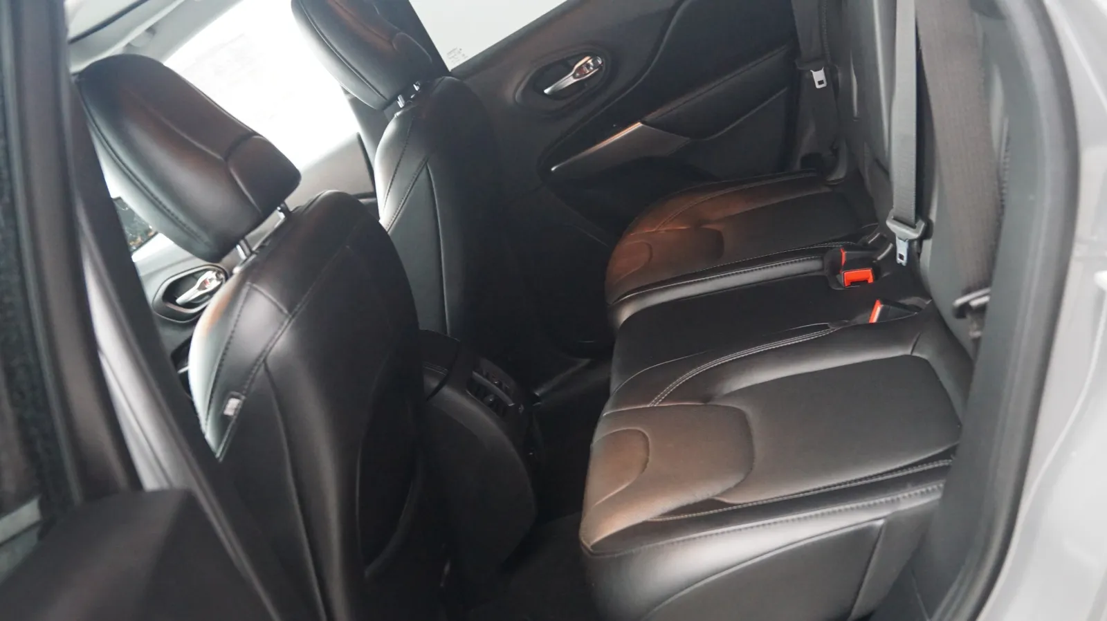 Jeep Cherokee photo 12