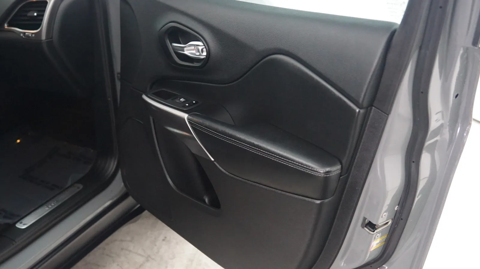 Jeep Cherokee photo 15