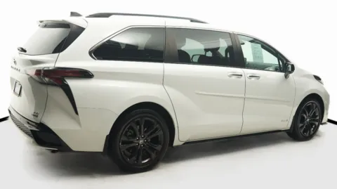 More photos of 2021 Toyota Sienna XSE at Auto City, CA