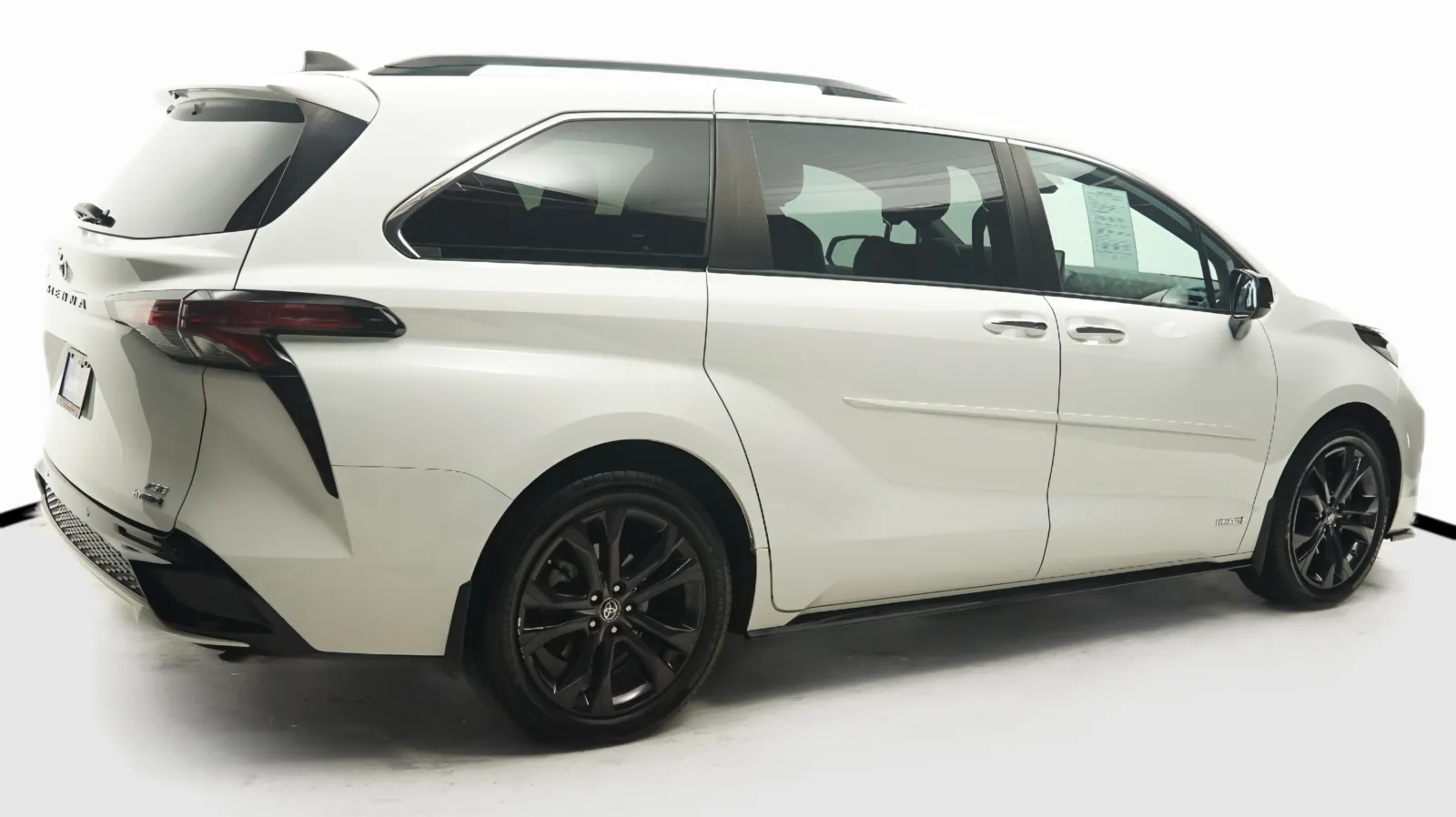 More photos of 2021 Toyota Sienna XSE at Auto City, CA