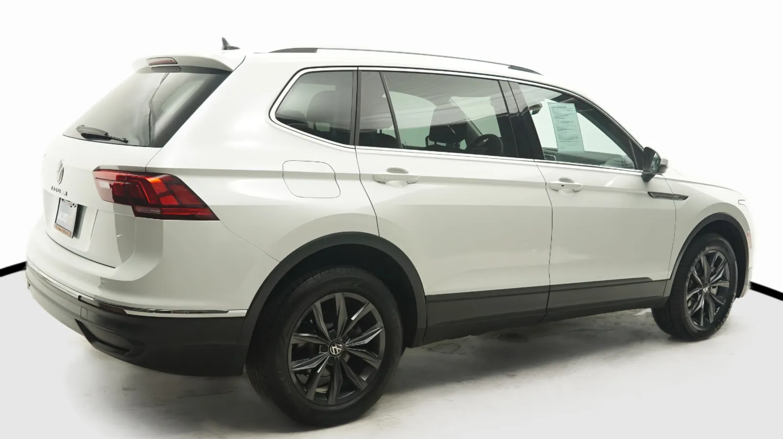 More photos of 2023 Volkswagen Tiguan SE at Auto City, CA