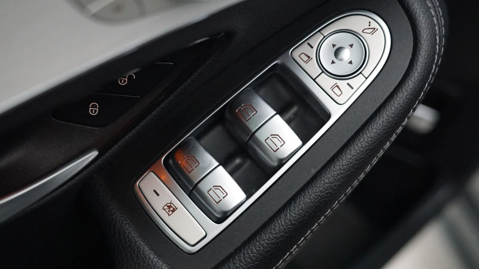 Mercedes-Benz C-Class photo 16