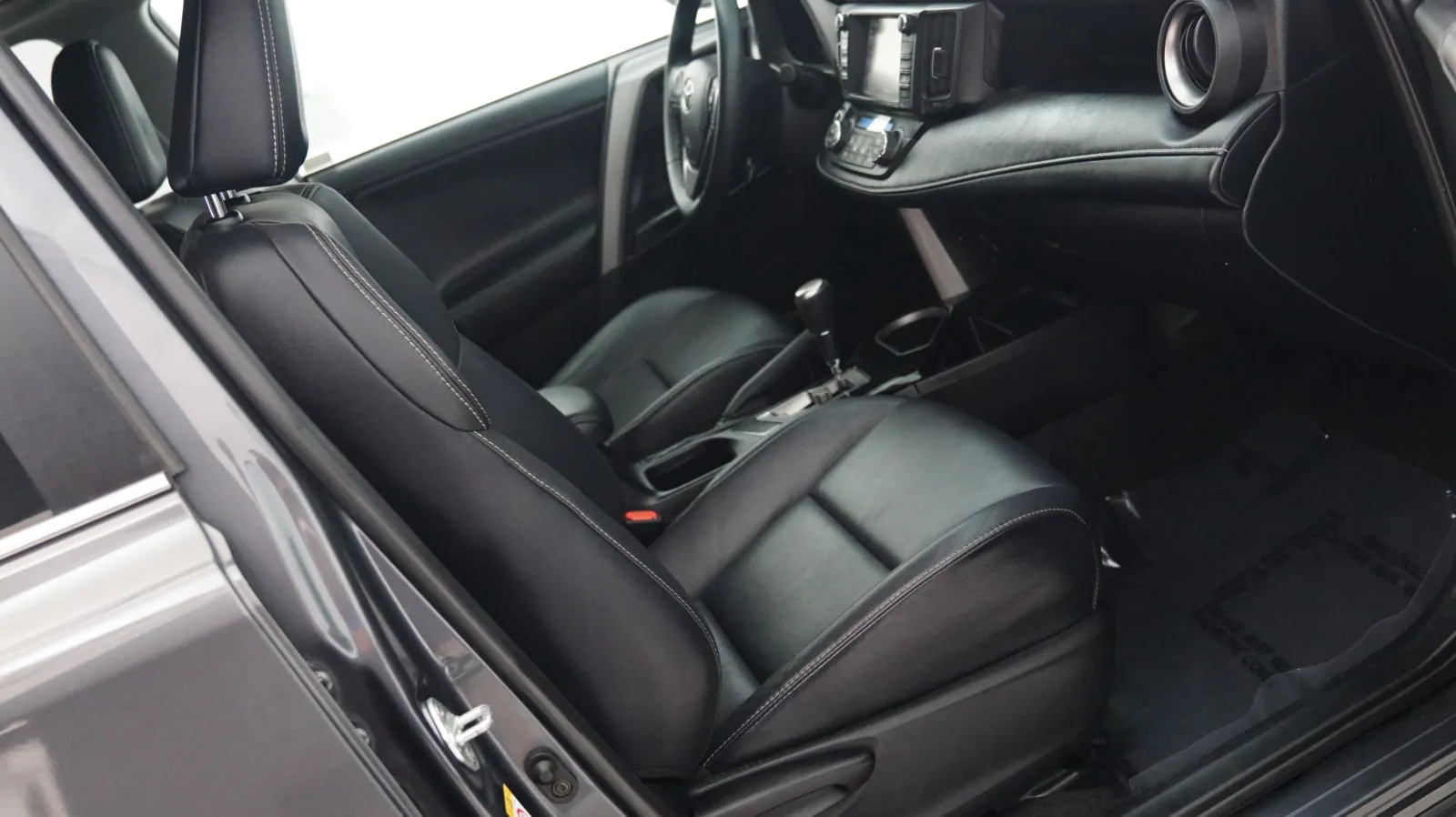 More photos of 2018 Toyota RAV4 Limited at Auto City, CA