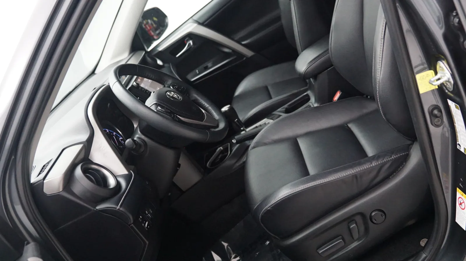 More photos of 2018 Toyota RAV4 Limited at Auto City, CA