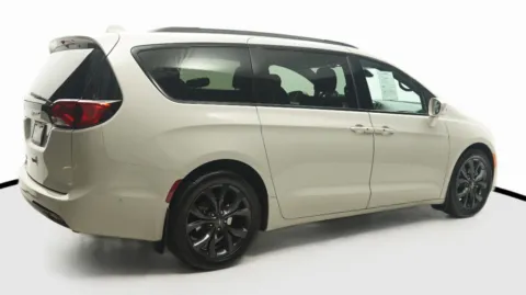 More photos of 2020 Chrysler Pacifica Touring L Plus at Auto City, CA