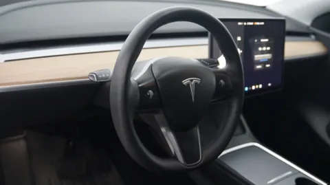 More photos of 2022 Tesla Model Y Long Range at Auto City, CA