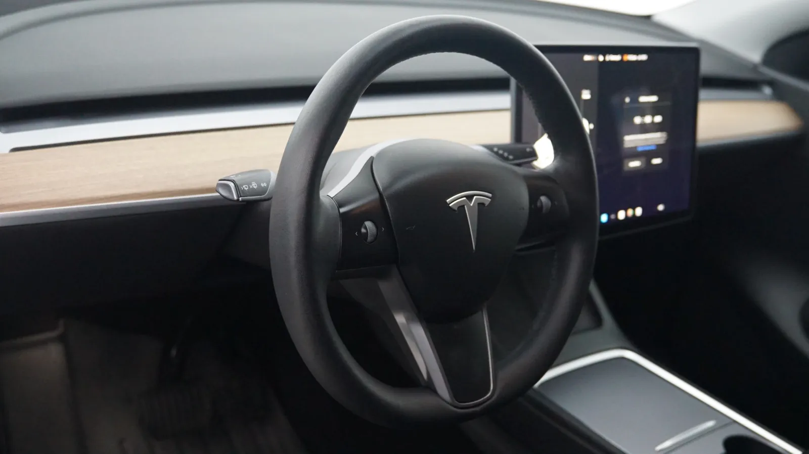 More photos of 2022 Tesla Model Y Long Range at Auto City, CA