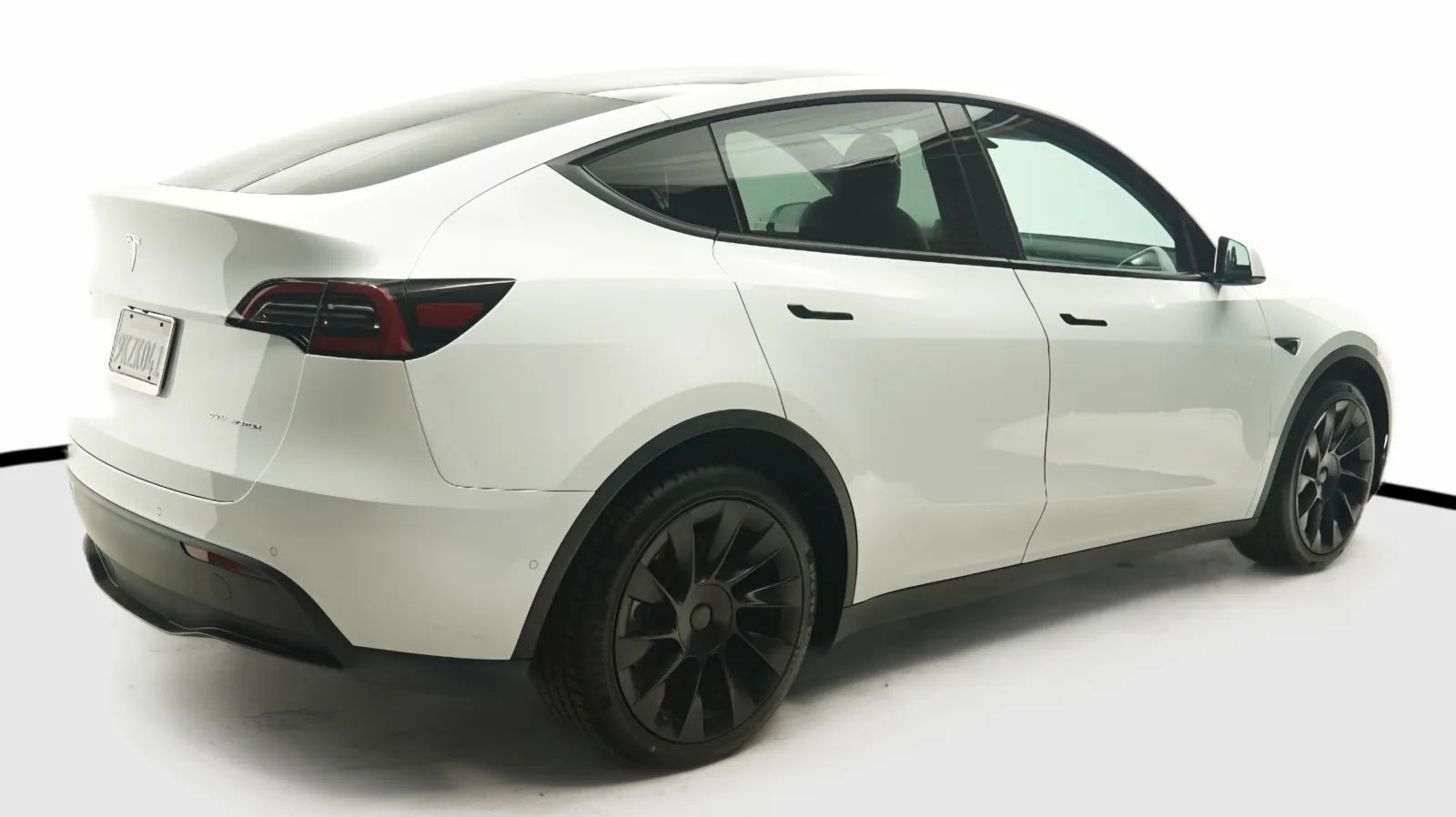 More photos of 2022 Tesla Model Y Long Range at Auto City, CA