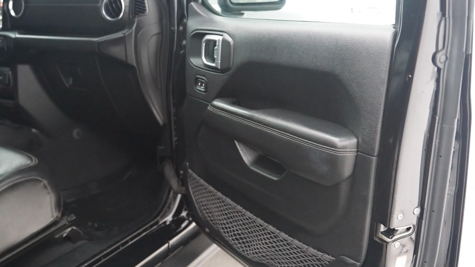 Jeep Wrangler photo 14