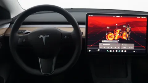 More photos of 2022 Tesla Model 3 Long Range at Auto City, CA
