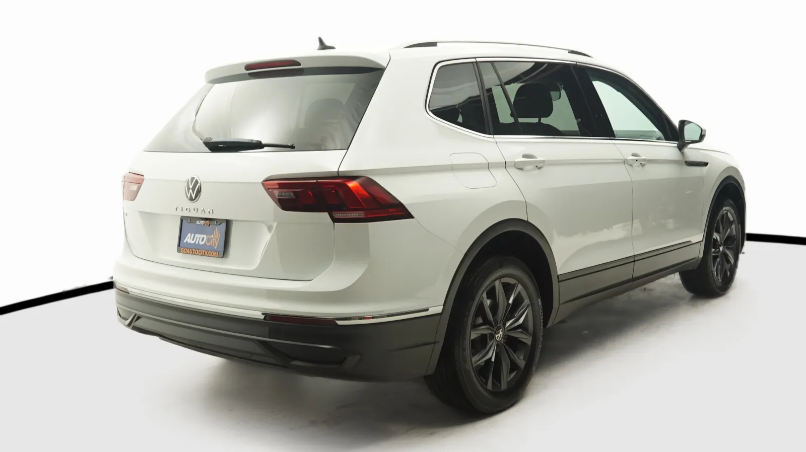More photos of 2022 Volkswagen Tiguan SE at Auto City, CA
