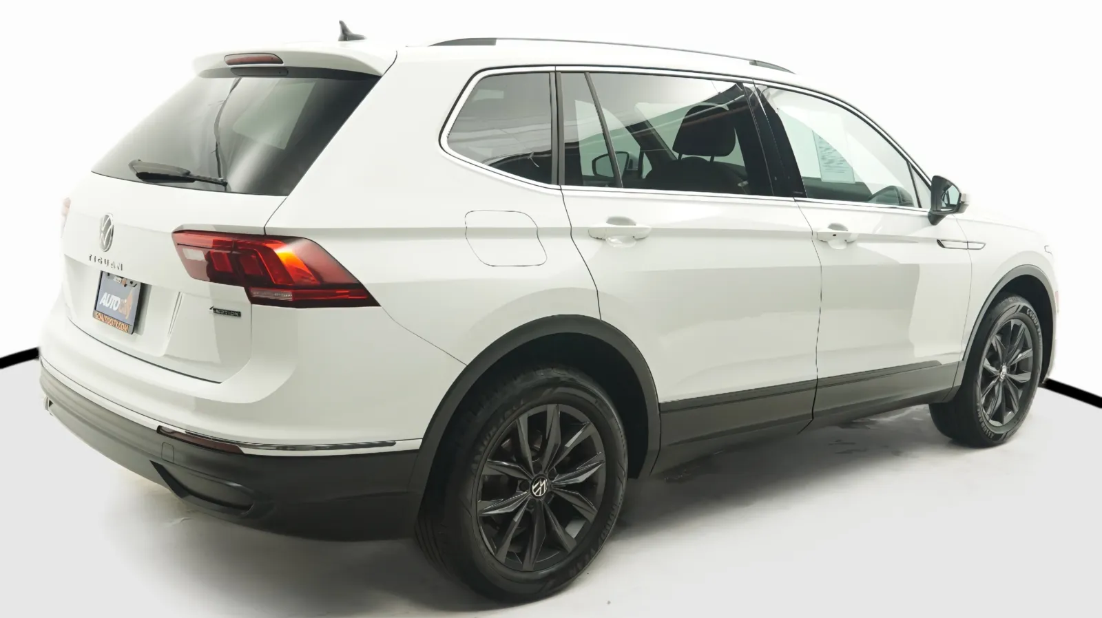 More photos of 2022 Volkswagen Tiguan SE at Auto City, CA