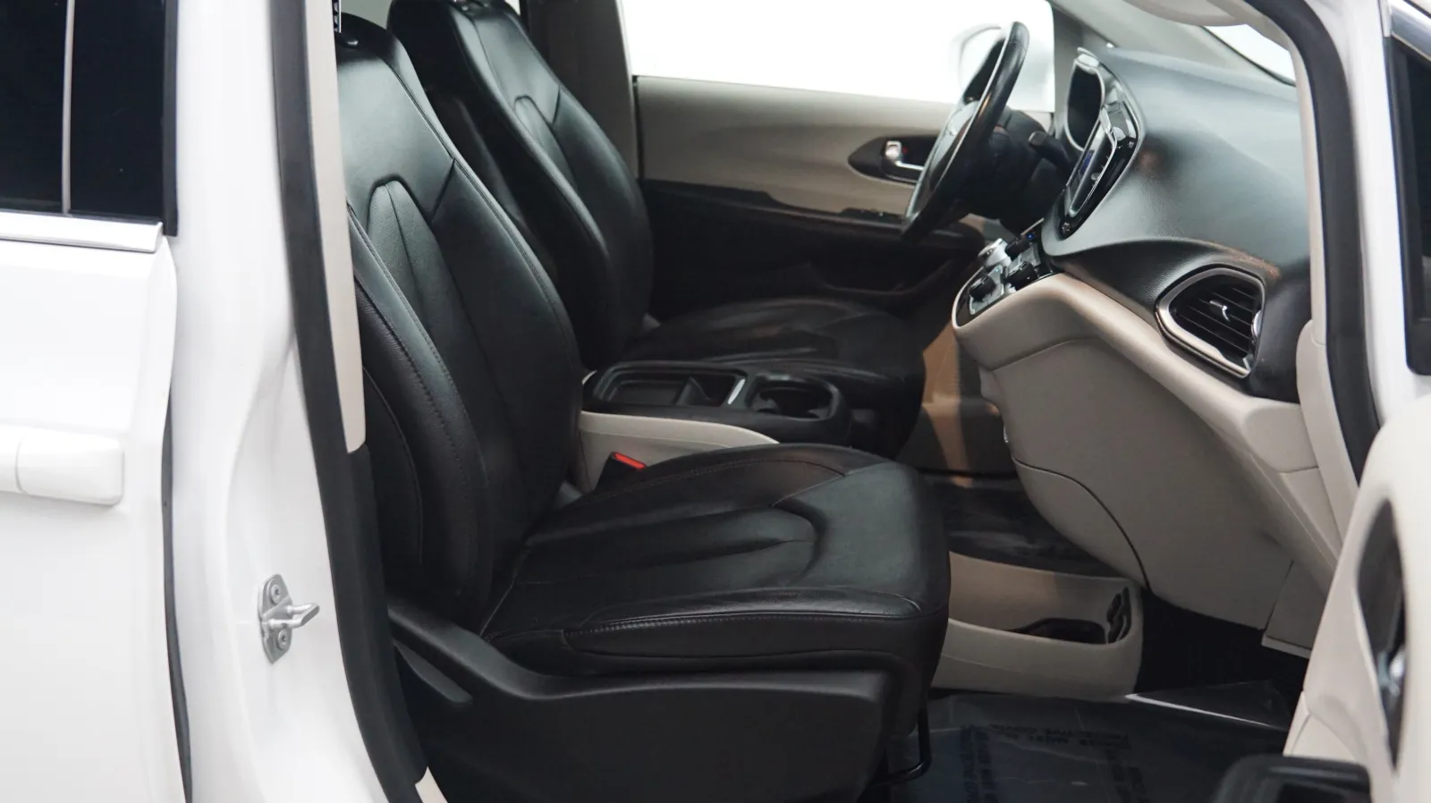 More photos of 2020 Chrysler Pacifica Touring L at Auto City, CA
