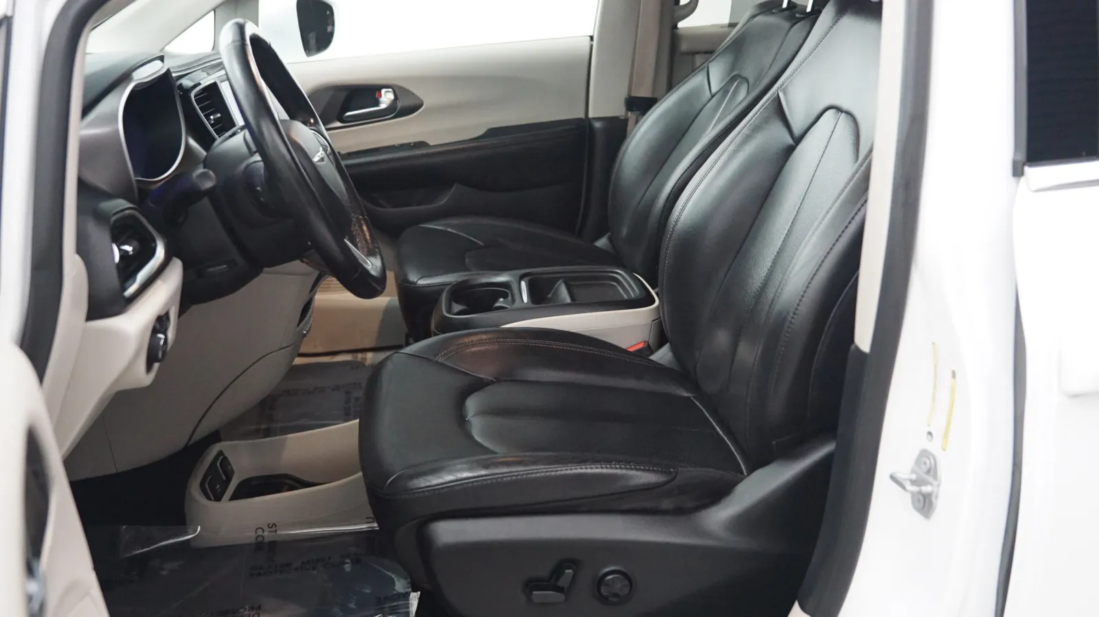 More photos of 2020 Chrysler Pacifica Touring L at Auto City, CA