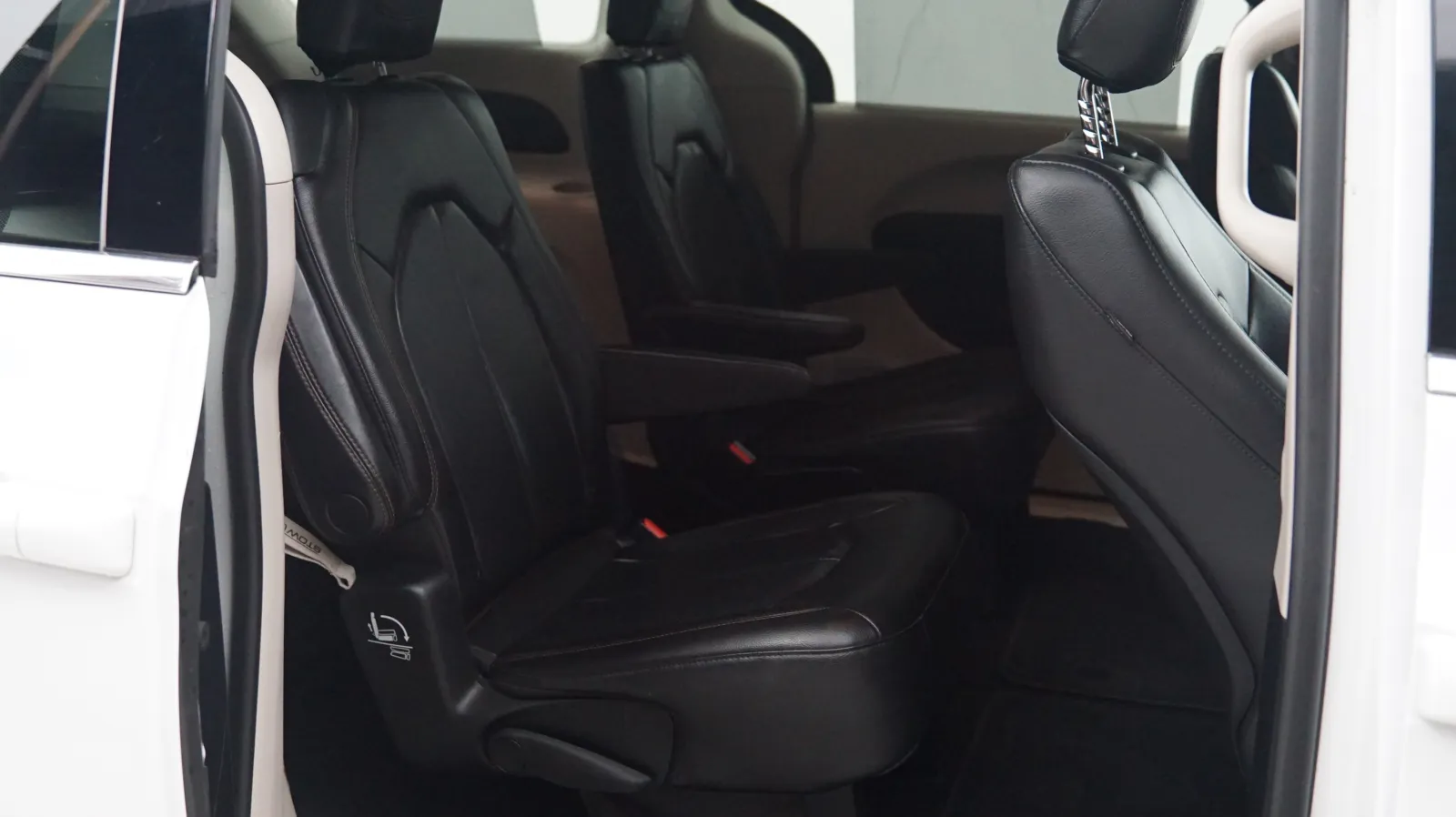 Chrysler Pacifica photo 9
