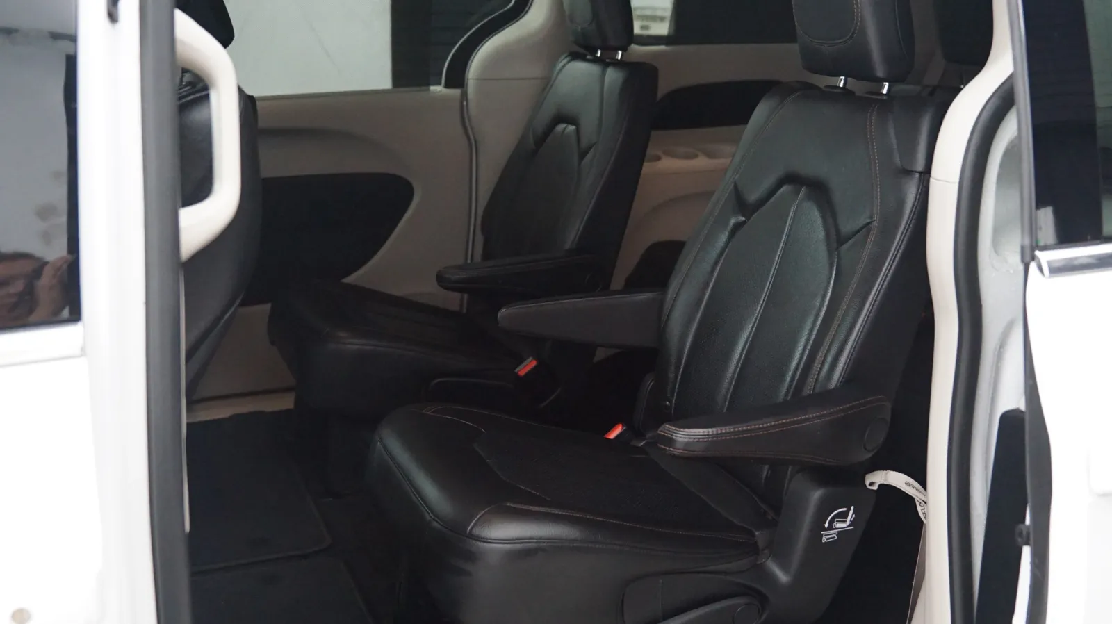 Chrysler Pacifica photo 10
