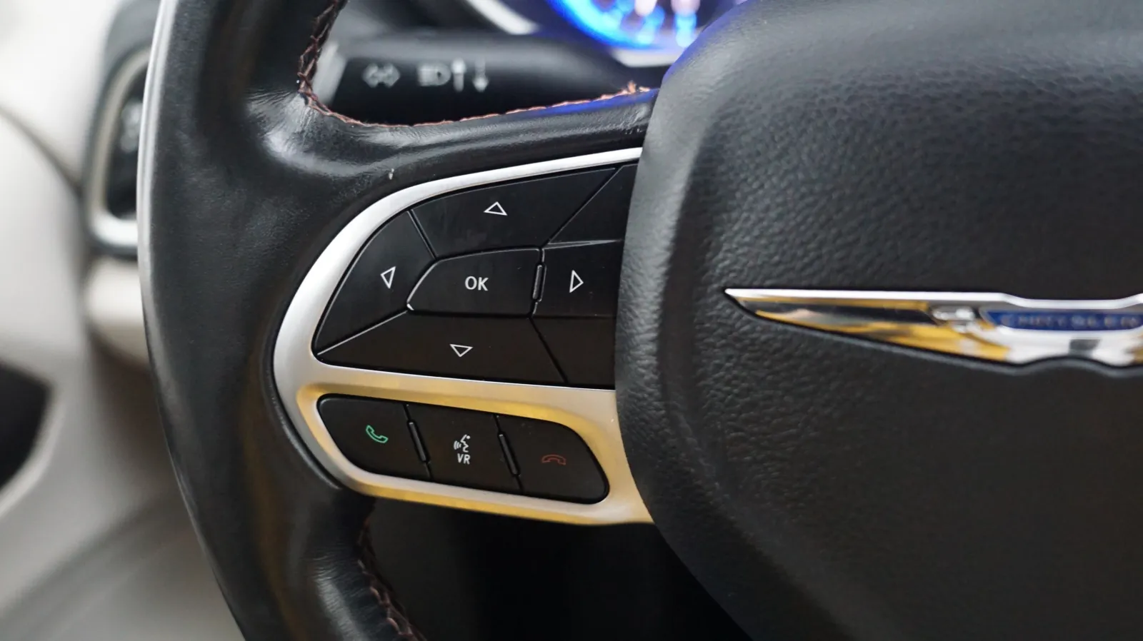 Chrysler Pacifica photo 13