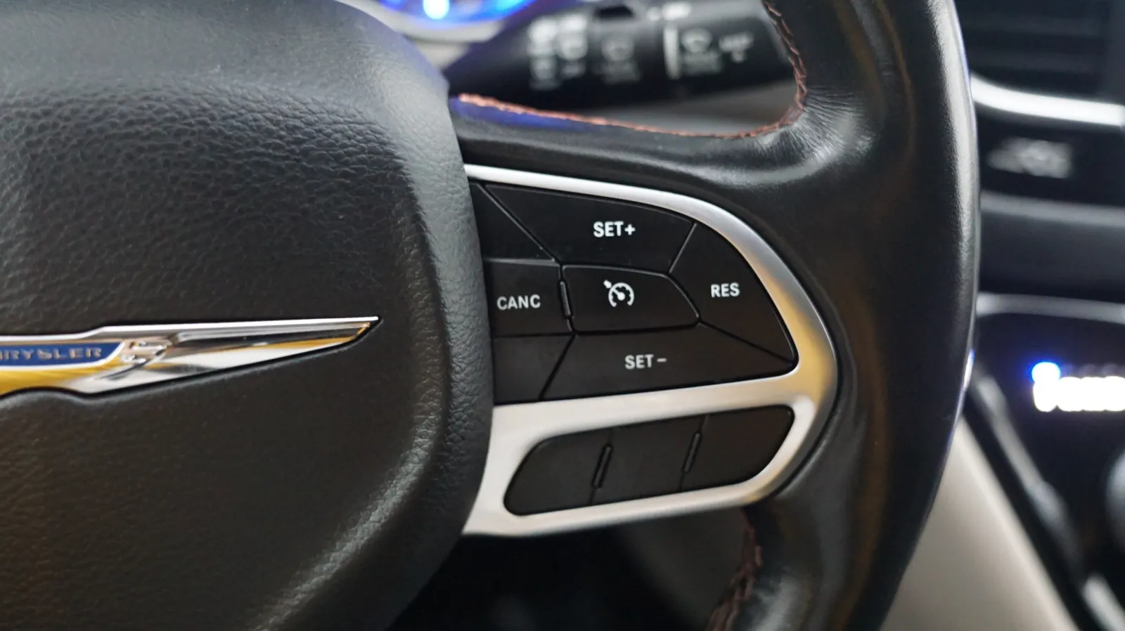 Chrysler Pacifica photo 14